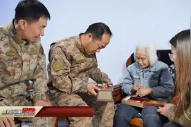 新闻特写：抗美援朝志愿军老战士纪念章失而复得视频封面