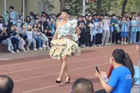 高二男生自制创意报纸裙，脚踩高跟鞋走秀气场全开：留下青春回忆视频封面