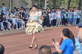 高二男生自制创意报纸裙，脚踩高跟鞋走秀气场全开：留下青春回忆视频封面