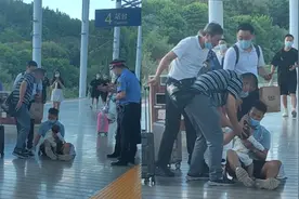 男子乘高铁带孩子回老家，下车后发现孩子一动不动，当场瘫倒崩溃视频封面