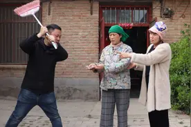 短剧：母亲搬砖给儿子挣钱，自己生病却不舍得治，邻里看不下去了