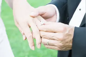 别傻傻的乱带戒指，每个手指戴戒指的意义不同，戴错了很尴尬视频封面