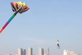 男子放巨型风筝未及时松手，意外被带上天，网友：真“命悬一线”视频封面