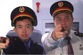 13岁男孩患“罕见病”，从小酷爱火车，中国铁路南宁局帮他圆了梦视频封面