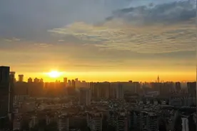 航拍！成都雨后清晨，日出伴绝美朝霞、双彩虹奇观 市民驻足拍照视频封面