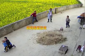8岁哥哥教会1岁弟弟走路，激动冲着监控喊妈妈，妈妈瞬间破防视频封面