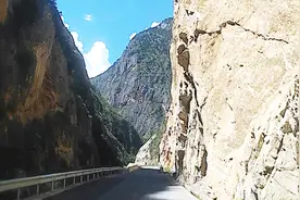 一条稻城到云南香格里拉的新路，不翻大雪山垭口，路况好风景迷人