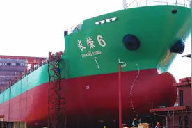 这才是真正的大国重器，万吨货轮吓坏老外，场面震海铁链起飞视频封面