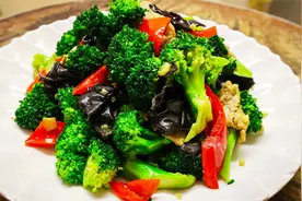 西兰花炒肉片，炒之前多加这一步，炒出来翠绿不变色，营养又美味视频封面