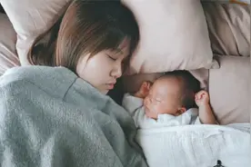 小宝宝一睡着就要往妈妈怀里钻，小手小脚摆弄的样子，萌翻了视频封面