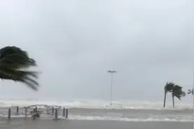 直击台风“暹芭”来袭，广东海陵岛狂风掀起阵阵巨浪