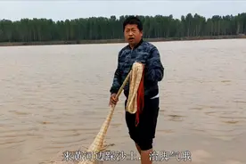 农村小伙突遇黄河强风，光脚踩着沙滩撒网真舒服，能治脚气视频封面