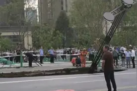 西安一地铁站旁路面塌陷！路过骑车女子掉落深坑不幸身亡视频封面