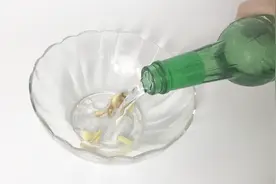 生姜放进白醋里泡一泡，解决了很多爱美女性的大烦恼，省钱又好用