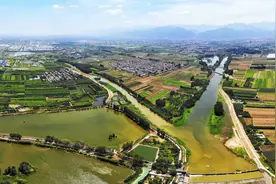 航拍西安市高新区和迪村，西安外环高速公路从这里的沣河通过
