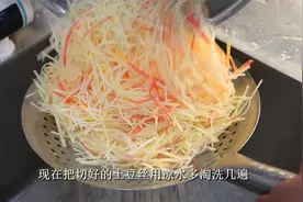 土豆丝连蒸两遍还不糯却筋道，调入韭菜蒜末做成“蒜香土豆筋”