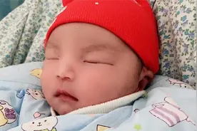 薛之谦前女友李雨桐官宣生女喜讯，晒宝宝正面照长相乖巧可爱视频封面