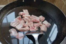 排骨万万不可直接焯水！老厨师教一诀窍，排骨汤浓肉香腥味全无视频封面