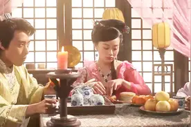 小伙穿越到唐朝发明花露水，没想到生意火爆，古人都排队抢着买！