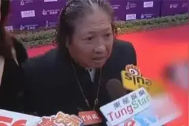 洪金宝被当众逼问是不是范冰冰的干爹，当场怒怼记者，霸气十足！