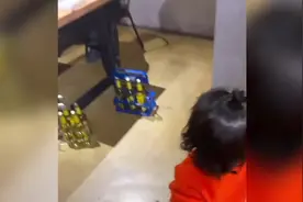 2岁萌娃社牛式找大哥求投喂，妈妈：大哥还把筷子转过来喂孩子视频封面