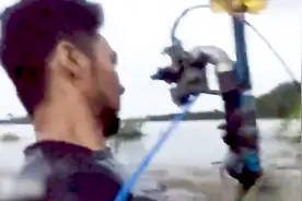 胆子真大！马来西亚两兄弟改装摩托车开进洪水 只剩脑袋在水面视频封面