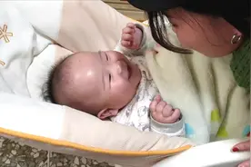 儿子和漂亮阿姨玩得乐不可支，看来喜欢美女果然是男人的天性！视频封面