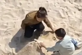 孩子趁爸妈不在家把狗埋在沙坑，爸爸崩溃：再晚一步碑都立好了！视频封面
