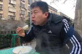 给流浪猫买了2根火腿肠，不知为何原因她不吃视频封面