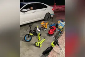 男子下班回家惊呆了，儿子的同学来家里玩，各自都开着”私家车“视频封面