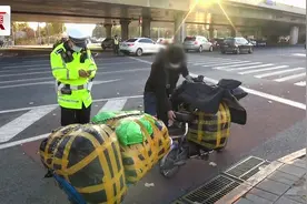电动自行车拉载巨量货物被拦 这到底是怎么装上去的？