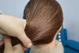 慵懒休闲的抓夹发型这样扎，发型洋气还好扎，不需要皮筋也好看