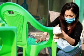 河南美女老板遇疫情俩月亏12万员工跑光，复工看见第一桌客人想哭视频封面