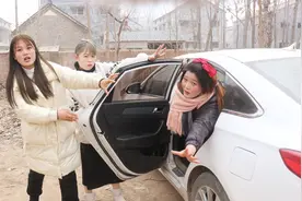 短剧：欢欢失踪2：欢欢被锁在车里，小梦能成功救出欢欢吗？担心视频封面