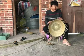 学编织竹筐 学会容易学精需要时间 大家想学的老爷爷可以免费教