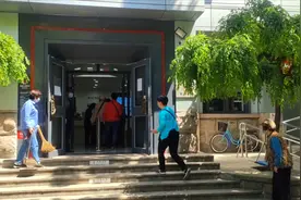 北京朝阳区武圣路工商银行终于开始营业了，大爷大妈们在门口排队视频封面