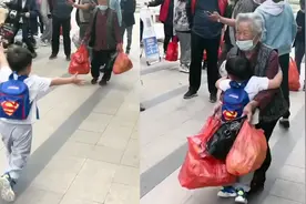重孙得知太奶奶要来一路狂奔扑向太奶奶怀里：太奶奶提了满满的爱视频封面