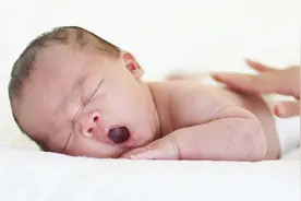 新生儿几个月会认妈妈呢？这3个认妈妈的表现，宝妈要及时识别视频封面