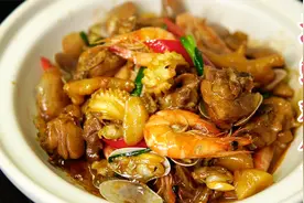 我要上热门，周末一道海鲜鸡煲犒劳全家人虾花甲鲍鱼鸡块酱香味浓视频封面