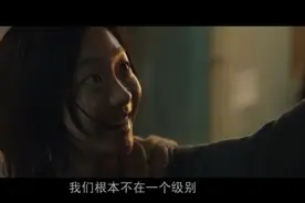 一脸稚气的女主，竟是杀人不眨眼的超能力杀手，笑起来瘆得慌