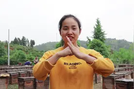 放了四、五年的蜂蜜，还能吃吗？听养蜂人说内幕、看蜂蜜的保质期视频封面