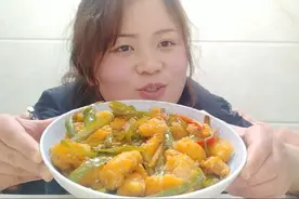 听说鸡米花还能炒着吃，做一道鸡米花炒辣椒，没想到翻车了