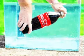 老外在水里打开摇晃后的可乐，会发生什么？场面瞬间失控了！