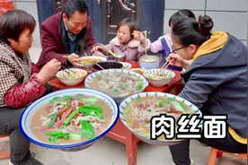 拔几颗大青菜，煮一锅青菜肉丝面，汤浓面香好味道！