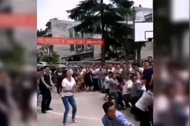 爆笑合集：拔河比赛这个人可太有意思了