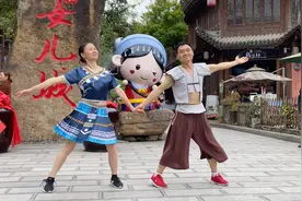 广场男女跳鬼步舞，每个细节都配合默契，双人舞步太好看了！