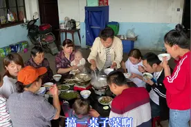 曾姨回娘家看望妈妈，小菲来看外婆，婆婆准备丰盛菜肴热情招待视频封面