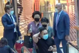 李嘉诚小女友周凯旋露面 两外籍保镖随行保护 身材容貌多年不变视频封面