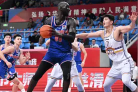 致敬姚明！法尔抢断一条龙暴扣，三次运球过半场完成暴扣太恐怖了视频封面