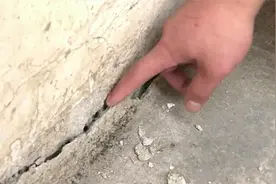 地基、墙体开裂，自建房变危房？清远数栋民房接连出现状况视频封面